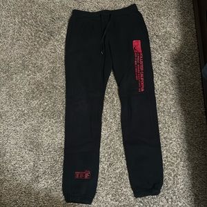 Hollister Men's Stacked Skinny Jogger Pants (Black & Red Graphics / Small